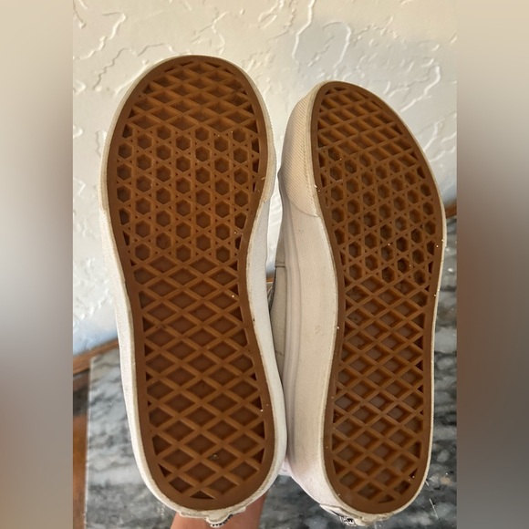 Vans Sk8- Hi kids shoes. Size 2.5. Barely worn. Needs cleaned otherwise perfect - Picture 2 of 9